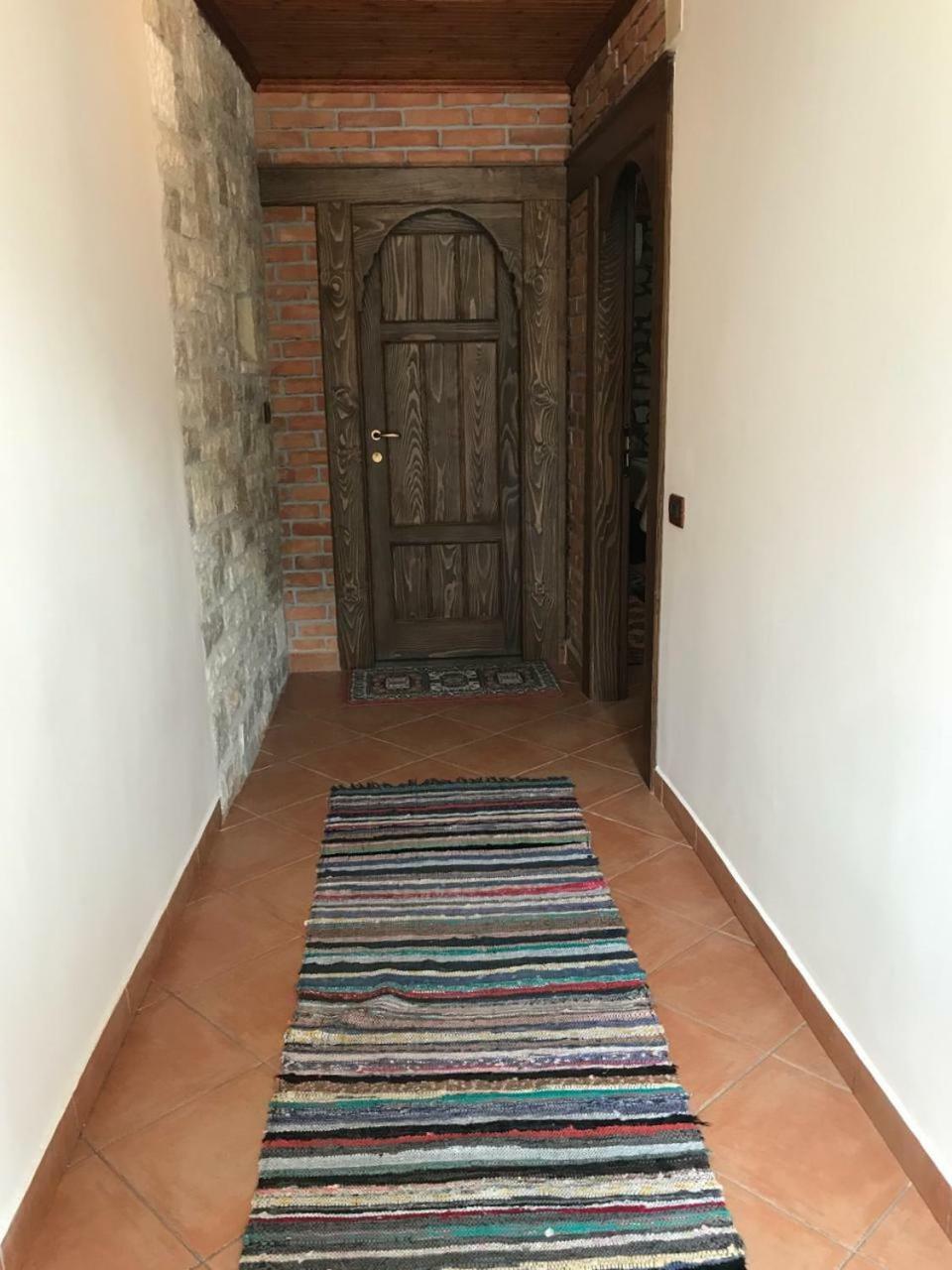 Guesthouse Arjan Berat Exterior foto
