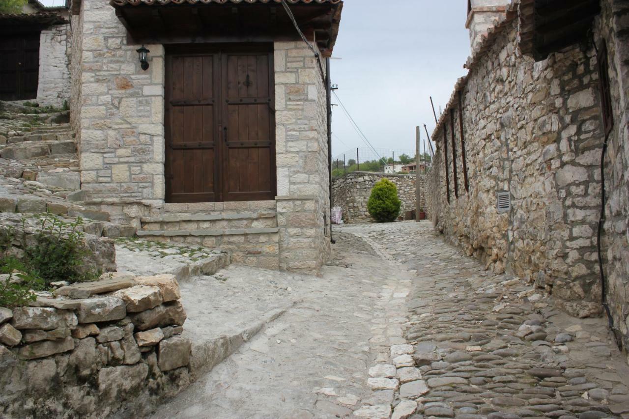 Guesthouse Arjan Berat Exterior foto