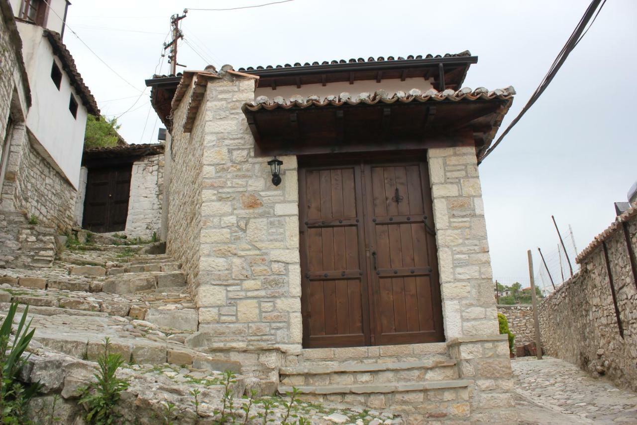 Guesthouse Arjan Berat Exterior foto